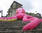 BERLIN, NJEMAДЊKA - 7. JULI 2025.Aktivisti Greenpeacea postavili su u ponedjeljak ispred njemaДЌkog parlamenta Bundestaga masivni model hobotnice dug desetak metara, zahtijevajuД‡i trenutno zaustavljanje planova za dubokomorsko rudarenje.Na demonstracijama je uДЌestvovalo desetak aktivista koji su nosili transparente na kojima je pisalo вЂњProglasite moratorij - zaustavite dubokomorsko rudarenjeвЂњ i вЂњZaЕЎtitite duboko moreвЂњ.Demonstracije su se poklopile s poДЌetkom godiЕЎnje skupЕЎtine MeД'unarodnog tijela za morsko dno (ISA) na Jamajci, gdje Д‡e 170 drЕѕava ДЌlanica pregovarati o propisima za rudarenje u meД'unarodnim vodama. (Halil SaДџД±rkaya - Anadolu Agency)/
