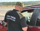 SWIECKO, POLJSKA - 7. JULI: Poljski granični policajac provjerava vozilo na graničnom prijelazu Swiecko 7. jula 2025. godine, dok Poljska ponovo uvodi privremene kontrole duž svojih granica s Njemačkom i Litvanijom. Mjera od 30 dana uključuje kontinuirane i nasumične inspekcije na odabranim ulaznim tačkama. (Polish Border Patrol - Anadolu Agency)/