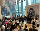 Povodom 30. godišnjice genocida nad Bošnjacima u Srebrenici, sinoć je u sjedištu Ujedinjenih nacija (UN) u New Yorku svečano otvorena izložba "Naslijeđe nade nakon genocida u Srebrenici: Putovanje nove generacije"//