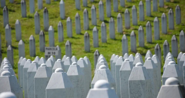 Mezarje, Potočari, bijeli nišani, Memorijalni centar Srebrenica-Potočari, Srebrenica, genocid/Anadolija/