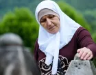 Mirzeta Karić, ukopava oca u potočarima, do sada je ukopala 49 članova porodice Detektor/Detektor