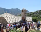 U prisustvu nekoliko stotina vjernika, u Kotezima kod Trebinja danas je svečano otvorena obnovljena džamija, koja će uz ime osnivača Muje Kotezlije, od sada nositi i naziv Hafizova džamija, prema želji novih vakifa – hafiza prof. dr. Farisa Gavrankapetanovića i njegove supruge dr. Alme Gavrankapetanović./