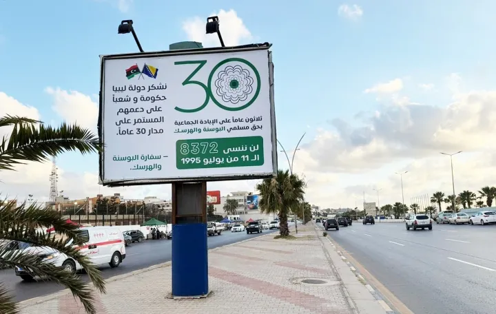 Billboard povodom 30. godišnjice genocida u Srebrenici postavljen na više mjesta u Tripoliju u Libiji//