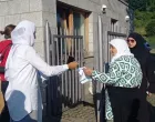 majke srebrenice podijelile bijele marame u MC Potočari, porodice pored tabuta Fena/Fena