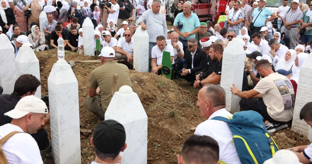 Kolektivna dženaza za sedam žrtava genocida u Srebrenici koji se desio 11. jula 1995. kada je ubijeno više od 8.000 Bošnjaka obavljena je danas u Memorijalnom centru Potočari/Hazim Aljović