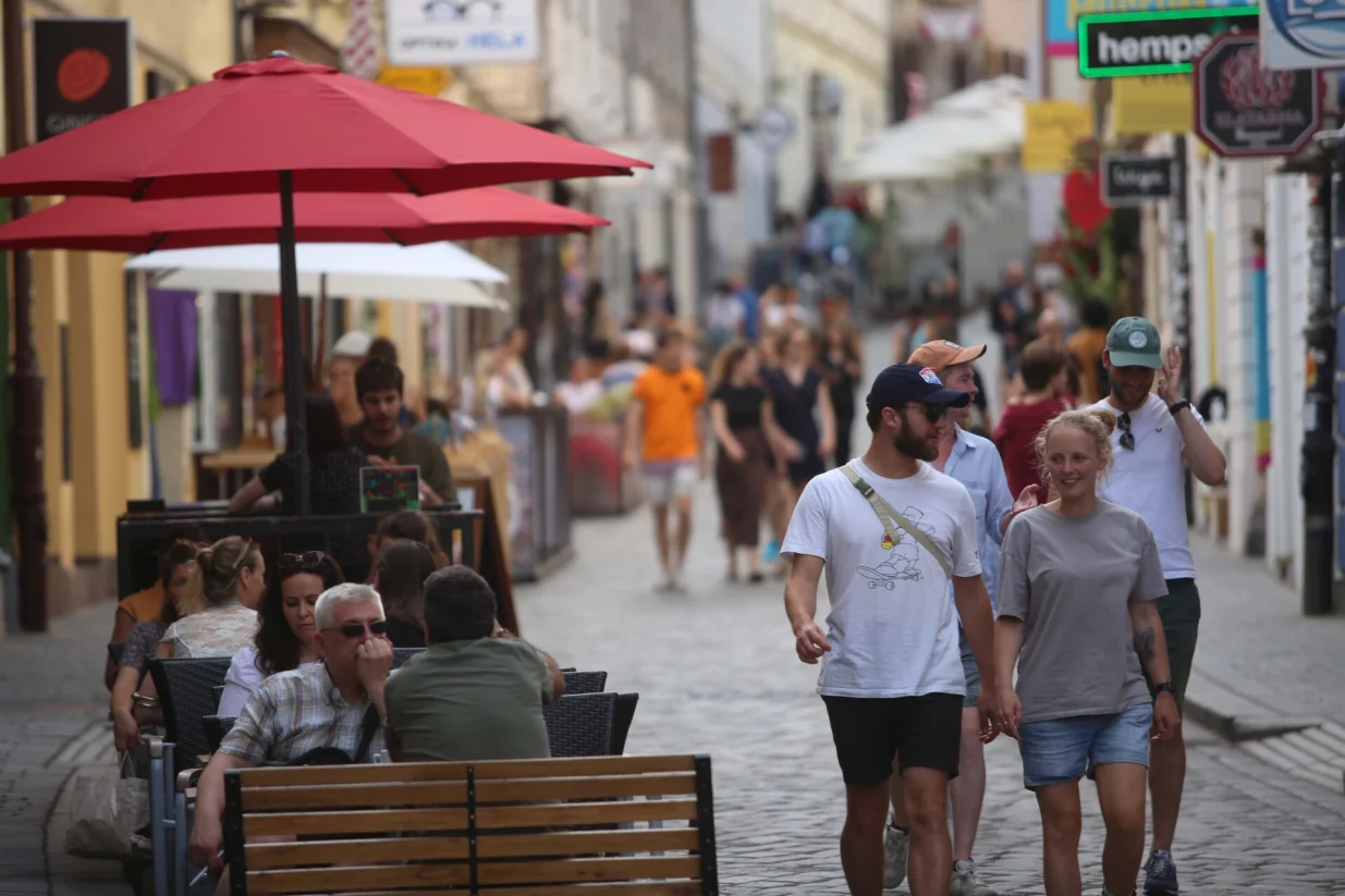 13.07.2023. Zagreb - Turisti istrazuju brojne atrakcije koje se mogu vidjeti u centru Zagreba. Photo: Lovro Domitrovic/PIXSELL/Lovro Domitrovic/pixsell