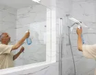 Čišćenje tuš kabine više nije noćna mora/Free Pik