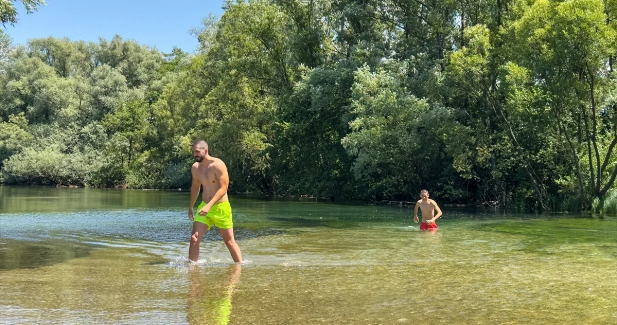 Sarajlije tražile osvježenje/Anadolija/