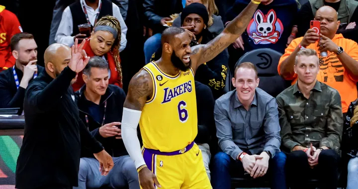 epa10383295 Los Angeles Lakers forward LeBron James (R) and Los Angeles Lakers head coach Darvin Ham (L) react during the second half of the NBA basketball game between the Los Angeles Lakers and the Atlanta Hawks at State Farm Arena in Atlanta, Georgia, USA, 30 December 2022. EPA/ERIK S. LESSER SHUTTERSTOCK OUT