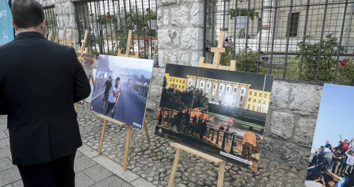 Sarajevo, BIH - 15. juli 2025:U Sarajevu je prigodnim programima obiljeЕѕena deveta godiЕЎnjica pokuЕЎaja puДЌa u Turskoj, Dan demokratije i nacionalnog jedinstva. PredvoД'ena ambasadorom Turske u BiH Eminom Aksekijem delegacija je obiЕЎla Е ehisko mezarje KovaДЌi, prisustvovala komemoraciji u ambasadi te programu u Gazi Husrev-begovoj dЕѕamiji. UpriliДЌen je i panel tim povodom kojem je nazoДЌio i ДЌlan predsjedniЕЎtva BiH ЕЅeljko KomЕЎiД‡ te drugi visoki zvaniДЌnici, akademici i graД'ani (SamД±r JordamovД±c - Anadolu Agency)/