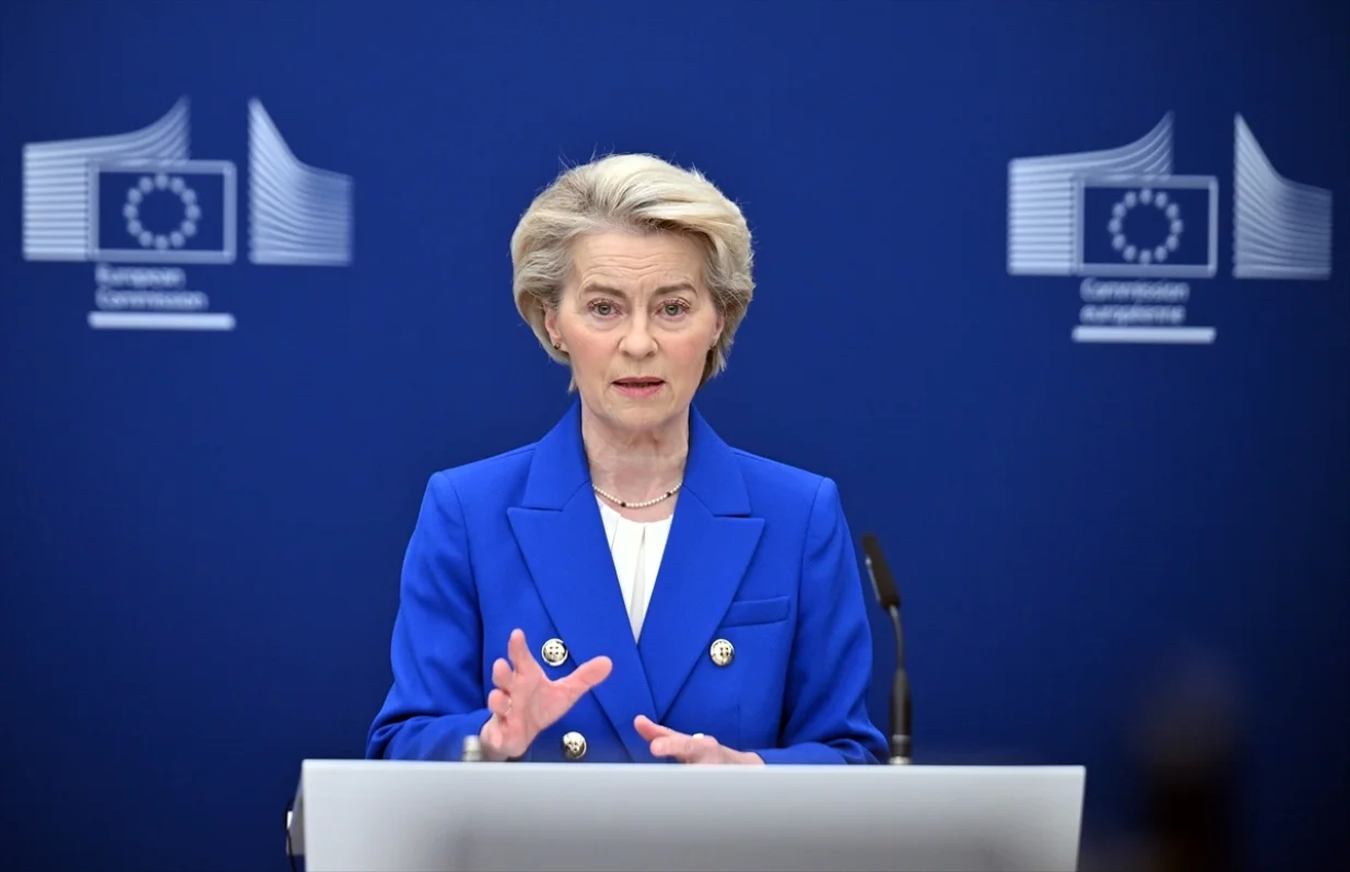 URSULA VON DER LEYEN BRISEL aa.jpg/