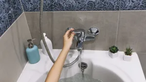 Najlakši način da kadu očistite kao profesionalac/Free Pik