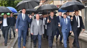 Edin Hakanović u sivom sakou tokom jednog od skupova SDA u Visokom/SDA/Sda