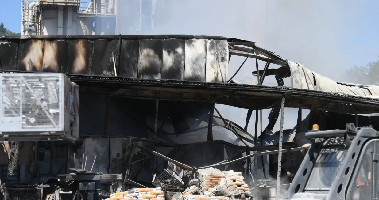 18.07.2025., Sirac - U tvornici gradjevinskog materijala Baumit u Siracu, mjestu u Bjelovarsko-bilogorskoj zupaniji, u petak prijepodne buknuo je pozar, gase ga vatrogasci iz Daruvara i okolnih mjesta Photo: Damir Spehar/PIXSELL/Damir Spehar/pixsell