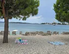 Prazna plaža u Vodicama//
