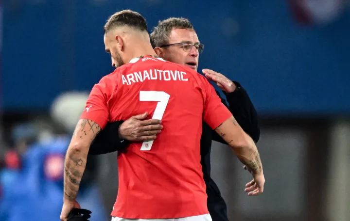 epa10316905 Austria head coach Ralf Rangnick (R) hugs Marko Arnautovic of Austria during the international friendly soccer match between Austria and Italy in Vienna, Austria, 20 November 2022. EPA/CHRISTIAN BRUNA