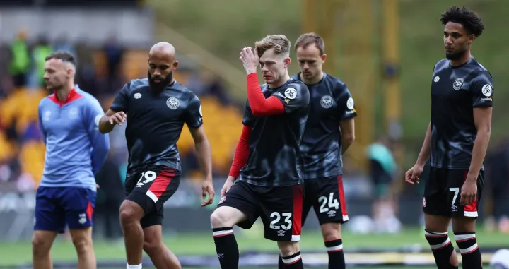 Soccer Football - Premier League - Wolverhampton Wanderers v Brentford - Molineux Stadium, Wolverhampton, Britain - May 25, 2025 Brentford's Bryan Mbeumo, Keane Lewis-Potter, Mikkel Damsgaard and Kevin Schade during the warm up before the match REUTERS/Isabel Infantes EDITORIAL USE ONLY. NO USE WITH UNAUTHORIZED AUDIO, VIDEO, DATA, FIXTURE LISTS, CLUB/LEAGUE LOGOS OR 'LIVE' SERVICES. ONLINE IN-MATCH USE LIMITED TO 120 IMAGES, NO VIDEO EMULATION. NO USE IN BETTING, GAMES OR SINGLE CLUB/LEAGUE/PLAYER PUBLICATIONS. PLEASE CONTACT YOUR ACCOUNT REPRESENTATIVE FOR FURTHER DETAILS..