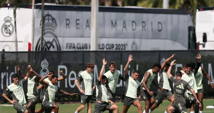 Soccer Football - Club World Cup - Real Madrid Training - Gardens North Country District Park, Palm Beach Gardens, Florida, U.S. - June 15, 2025 Real Madrid's Rodrygo, Thibaut Courtois and Eder Militao with teammates during training REUTERS/Hannah Mckay