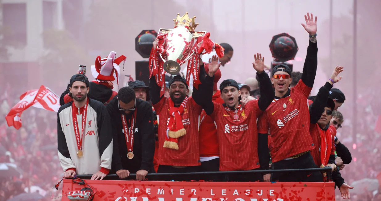 Soccer Football - Premier League - Liverpool Victory Parade - Liverpool, Britain - May 26, 2025 Liverpool's Mohamed Salah celebrates with the trophy and Dominik Szoboszlai, Luis Diaz and Darwin Nunez after winning the Premier League on the bus during the Victory parade REUTERS/Phil Noble TPX IMAGES OF THE DAY