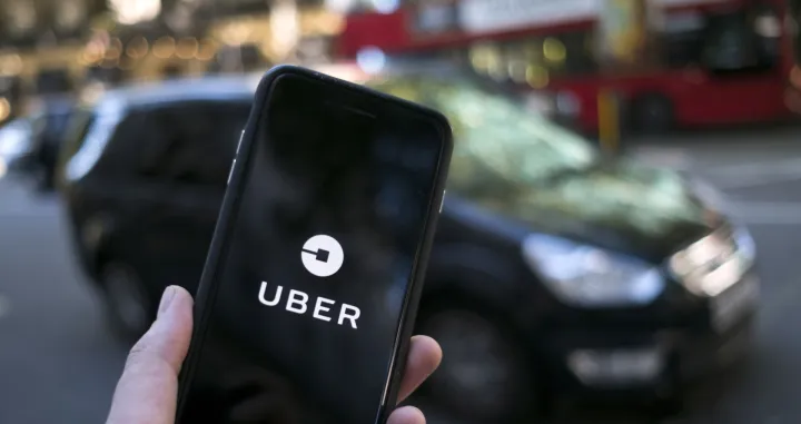 epa09023553 (FILE) - An Uber logo on a mobile telephone in central London, Britain, 22 September 2017 (re-issued 19 February 2021). The UK Supreme Court on 19 February 2021 ruled the Uber drivers are not not self-employed but workers. Uber, that has some 45,000 drivers working in London and that lost earlier court cases, said it would contact its active drivers across UK and discuss the operations. The ruling could mean Uber drivers may be entitled to holiday payments and minimum wages. EPA/WILL OLIVER *** Local Caption *** 55660504/Will Oliver