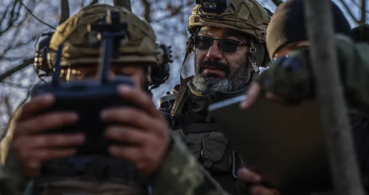epa10292406 Ukrainian soldiers launch a drone at the frontline at the northern Kherson region, Ukraine, 07 November 2022. Russian troops on 24 February entered Ukrainian territory, starting a conflict that has provoked destruction and a humanitarian crisis. EPA/HANNIBAL HANSCHKE/Hannibal Hanschke