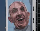 LA PLATA (AA) - Argentinski ulični umjetnik Martin Ron završio je 50 metara dug mural pape Franje u La Plati, označavajući posljednji dio njegove trilogije u čast najomiljenijih ličnosti u zemlji.Naručeno od strane lokalnih vlasti, hiperrealistično umjetničko djelo bit će službeno otkriveno 26. jula u historijskom centru grada.Nakon što je ovjekovječio nogometne legende Diega Maradonu i Lionela Messija, Martin Ron se okreće drugoj argentinskoj ikoni - papi Franji. (Luciano Gonzalez - Anadolu Agency)/