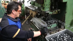 BUGOJNO, 17. maja (FENA) - Ministar odbrane BiH Zukan Helez izjavio je danas u Bugojnu da će tamošnja fabrika Binas zahvaljujući novim ugovorima potpisanim s Indijom do kraja godine zaposliti još najmanje 300 novih radnika. (Foto FENA/Harun Muminović)/