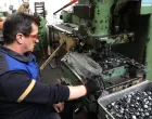 BUGOJNO, 17. maja (FENA) - Ministar odbrane BiH Zukan Helez izjavio je danas u Bugojnu da će tamošnja fabrika Binas zahvaljujući novim ugovorima potpisanim s Indijom do kraja godine zaposliti još najmanje 300 novih radnika. (Foto FENA/Harun Muminović)/