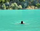Za sve one koji ovog ljeta žele istražiti prirodne ljepote Bosne i Hercegovine, jezero u Dabrici, udaljeno oko tridesetak kilometara od Stoca, postaje sve popularnija destinacija/Screenshot