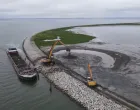 uz poljsku obalu, u Vislinskom zaljevu, od 2019. godine gradi se novi umjetni otok, koji će biti nazvan Estyjska (ime mu dolazi od starog pruskog imena za Vislinski zaljev - Estmere)/Screenshot
