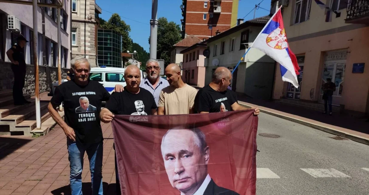 Vojin Pavlović sa slikom Vladimira Putina Facebook/Facebook