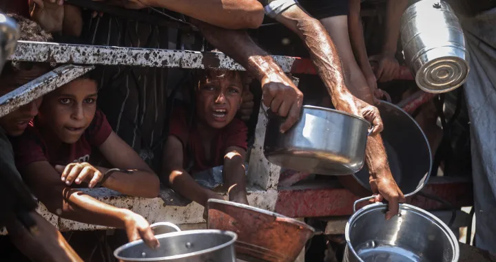 Humanitarna organizacija je 24. jula 2025. godine distribuirala hranu Palestincima koji se suočavaju s ozbiljnim poteškoćama u pristupu osnovnim potrepštinama zbog izraelske blokade i vojnih operacija u Pojasu Gaze.Tokom distribucije u gradu Gazi okupile su se mase ljudi, što je naglasilo rastuću humanitarnu krizu u enklavi. (Ali Jadallah - Anadolu Agency)/