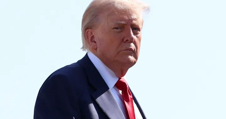 U.S. President Donald Trump boards Air Force One, as he departs for Scotland, at Joint Base Andrews, Maryland, U.S., July 25, 2025. REUTERS/Evelyn Hockstein REFILE - QUALITY REPEAT/Evelyn Hockstein