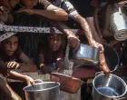 Humanitarna organizacija je 24. jula 2025. godine distribuirala hranu Palestincima koji se suoДЌavaju s ozbiljnim poteЕЎkoД‡ama u pristupu osnovnim potrepЕЎtinama zbog izraelske blokade i vojnih operacija u Pojasu Gaze.Tokom distribucije u gradu Gazi okupile su se mase ljudi, ЕЎto je naglasilo rastuД‡u humanitarnu krizu u enklavi. (Ali Jadallah - Anadolu Agency)/