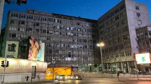 Umjesto prizemlja ova zgrada ima tunel, otvorio ga je Tito, ali nikada nije ispunio svrhu/