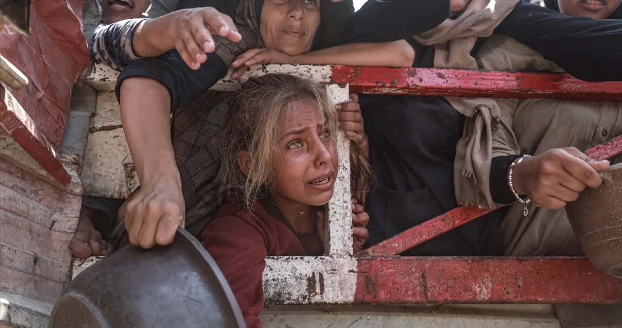Palestinci čekaju u redu na tople obroke koje distribuiraju humanitarne organizacije u gradu Gazi, Gaza, 26. jula 2025. Dok se izraelski neumoljivi i razorni napadi na Pojas Gaze nastavljaju, izraelska politika je dodatno pogoršala već tešku humanitarnu krizu u regiji/Khames Alrefi
