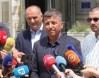 Lider Liste za pravdu i red Nebojša Vukanović pres ispred zgrade Delegacije Evropske unije u Bosni i Hercegovini/Senad Gubelić