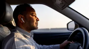 Zašto ljudi voze auto sa slušalicama u ušima/News 4 San Antonio