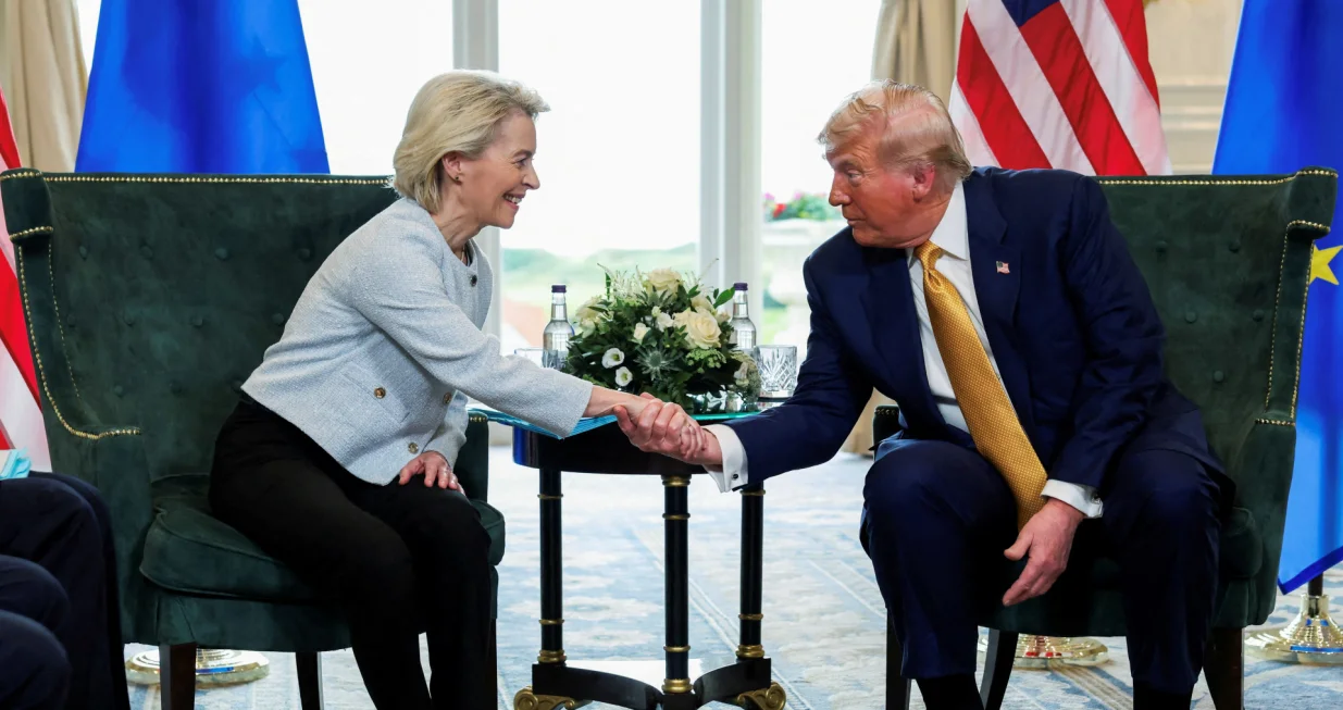 U.S. President Donald Trump shakes hands with European Commission President Ursula von der Leyen, in Turnberry, Scotland, Britain, July 27, 2025. REUTERS/Evelyn Hockstein REFILE - QUALITY REPEAT/Evelyn Hockstein