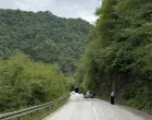Obrušila se stijena kod Foče, kamen pao na automobil i usmrtio suvozačicu iz Sarajeva, vozač teško povrijeđen//