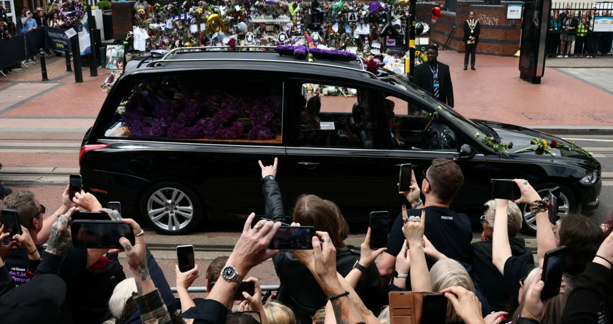 Crowds gather at the Black Sabbath Bridge, named in honour of the heavy metal band, as the funeral cortege of Ozzy Osbourne, its former frontman, passes through his hometown, in Birmingham, Britain, July 30, 2025. REUTERS/Jack Taylor TPX IMAGES OF THE DAY/Jack Taylor