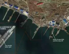 Satelitski snimak ruske podmornice baze Ribačij prikazuje gatove, nuklearne podmornice i infrastrukturna unapređenja, uključujući izgradnju pristaništa za podmornice klase Borej (SSBN) i održavanje lansirnih cijevi za rakete Delta III. (Izvor: FAS putem Google Earth, 2014–2015)/
