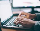 Tastatura, tipkanje, kucanje, računar, kompjuter, blog/Glenn Carstens-peters