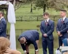 Kumu spale pantalone tokom ceremonije/Deano Gorton