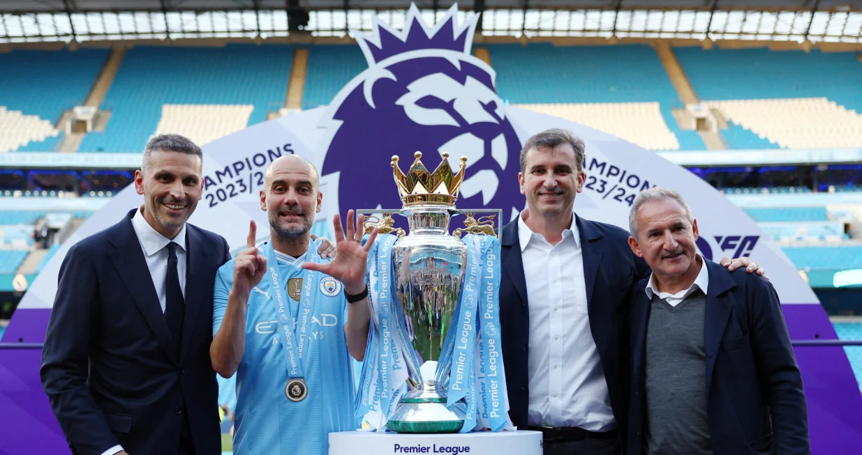 FILE PHOTO: Soccer Football - Premier League - Manchester City v West Ham United - Etihad Stadium, Manchester, Britain - May 19, 2024 Manchester City manager Pep Guardiola with chairman Khaldoon Al Mubarak, chief executive Ferran Soriano and director of football Txiki Begiristain celebrate with the trophy after winning the Premier League REUTERS/Molly Darlington EDITORIAL USE ONLY. NO USE WITH UNAUTHORIZED AUDIO, VIDEO, DATA, FIXTURE LISTS, CLUB/LEAGUE LOGOS OR 'LIVE' SERVICES. ONLINE IN-MATCH USE LIMITED TO 120 IMAGES, NO VIDEO EMULATION. NO USE IN BETTING, GAMES OR SINGLE CLUB/LEAGUE/PLAYER PUBLICATIONS. PLEASE CONTACT YOUR ACCOUNT REPRESENTATIVE FOR FURTHER DETAILS../File Photo/Foto: Molly Darlington