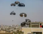 Padobrani koji prevoze humanitarnu pomoć spuštaju se iz vojnih transportnih aviona iznad zapadnog dijela Deir al-Balaha, u centralnoj Gazi, 28. jula 2025. Pakete pomoći su na zemlji preuzeli civili u tom području uslijed stalnih humanitarnih potreba/Ashraf Amra