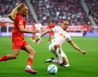 Soccer Football - Bundesliga - RB Leipzig v Bayern Munich - Red Bull Arena, Leipzig, Germany - May 3, 2025 Bayern Munich's Sacha Boey in action with RB Leipzig's Xavi Simons REUTERS/Lisi Niesner DFL REGULATIONS PROHIBIT ANY USE OF PHOTOGRAPHS AS IMAGE SEQUENCES AND/OR QUASI-VIDEO./Foto: Lisi Niesner