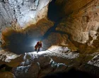 rijetko gdje priroda pokazuje svoju sirovu snagu i tajanstvenost kao u Lukinoj jami na Velebitu. Smještena u srcu strogog rezervata Hajdučki i Rožanski kukovi, ova jama nije samo najdublja u Hrvatskoj, već spada među najdublje na svijetu/Screenshot