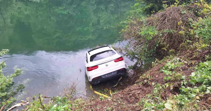 Skupocijeni Mercedes završio u Vrbasu, rijeka, izvlačenje automobila, Vrbas/Vatrogasci Banja Luka