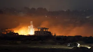 Streaks of light are seen amid smoke and flames resulting from an explosion in Gaza, as seen from the Israeli side of the Israel-Gaza border, July 9, 2025. REUTERS/Amir Cohen   TPX IMAGES OF THE DAY/Amir Cohen